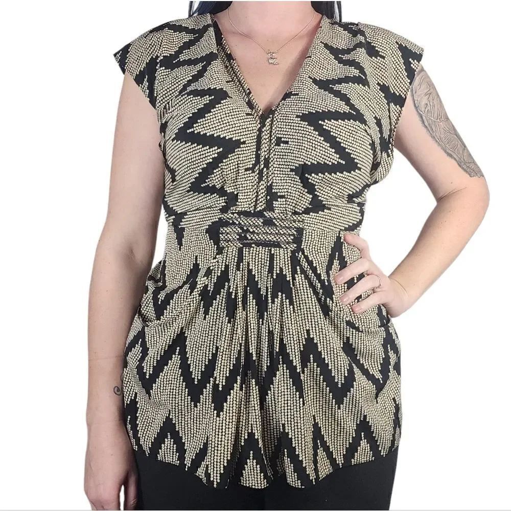 Aryn K Abstract Cevron Short Sleeve V neck black/beige blouse